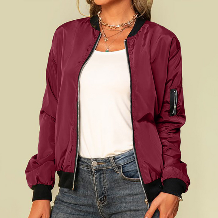 "Blouson bomber léger pour femme avec zip, tissu polyester doux, coupe moderne adaptée aux journées printanières."