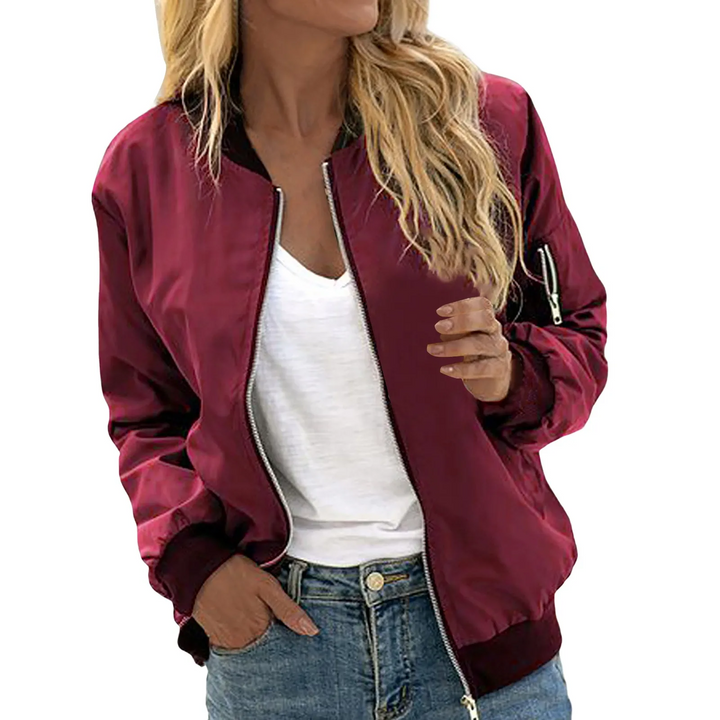 "Blouson bomber léger pour femme avec zip, tissu polyester doux, coupe moderne adaptée aux journées printanières."
