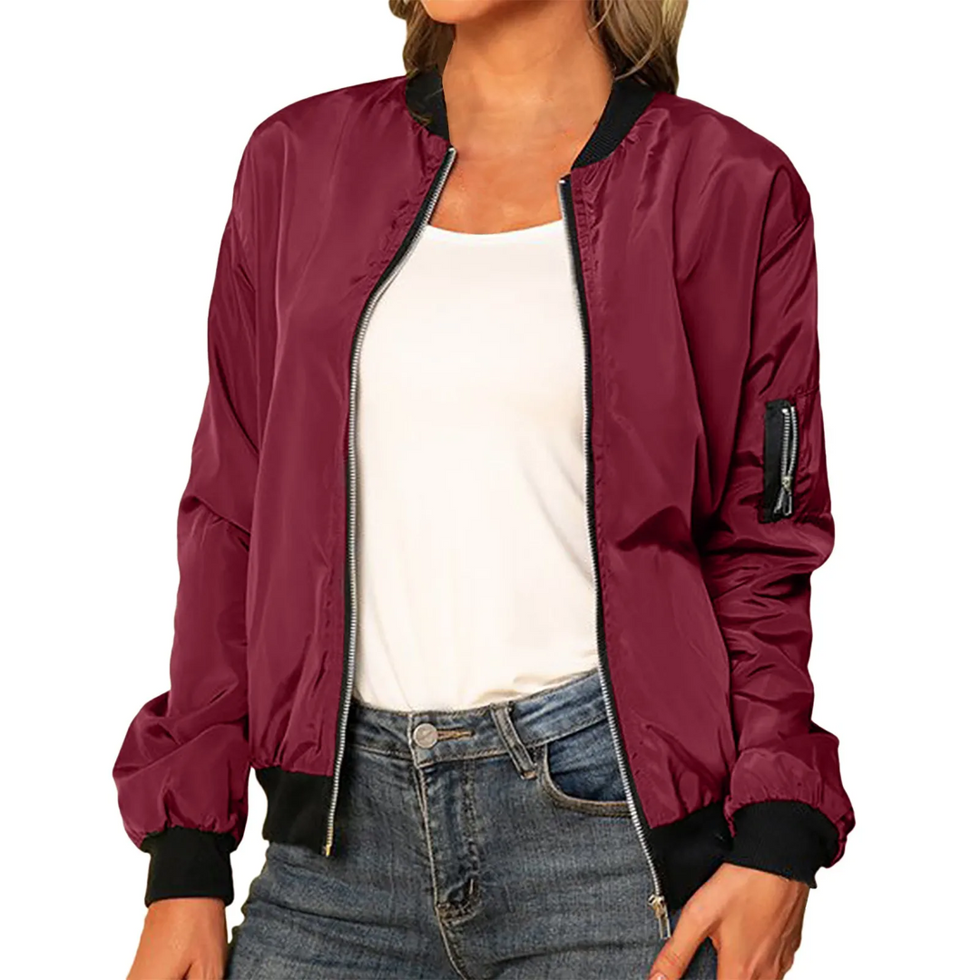 "Blouson bomber léger pour femme avec zip, tissu polyester doux, coupe moderne adaptée aux journées printanières."