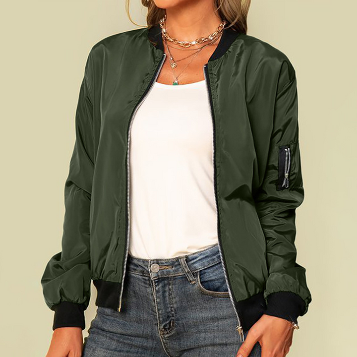 "Blouson bomber léger pour femme avec zip, tissu polyester doux, coupe moderne adaptée aux journées printanières."