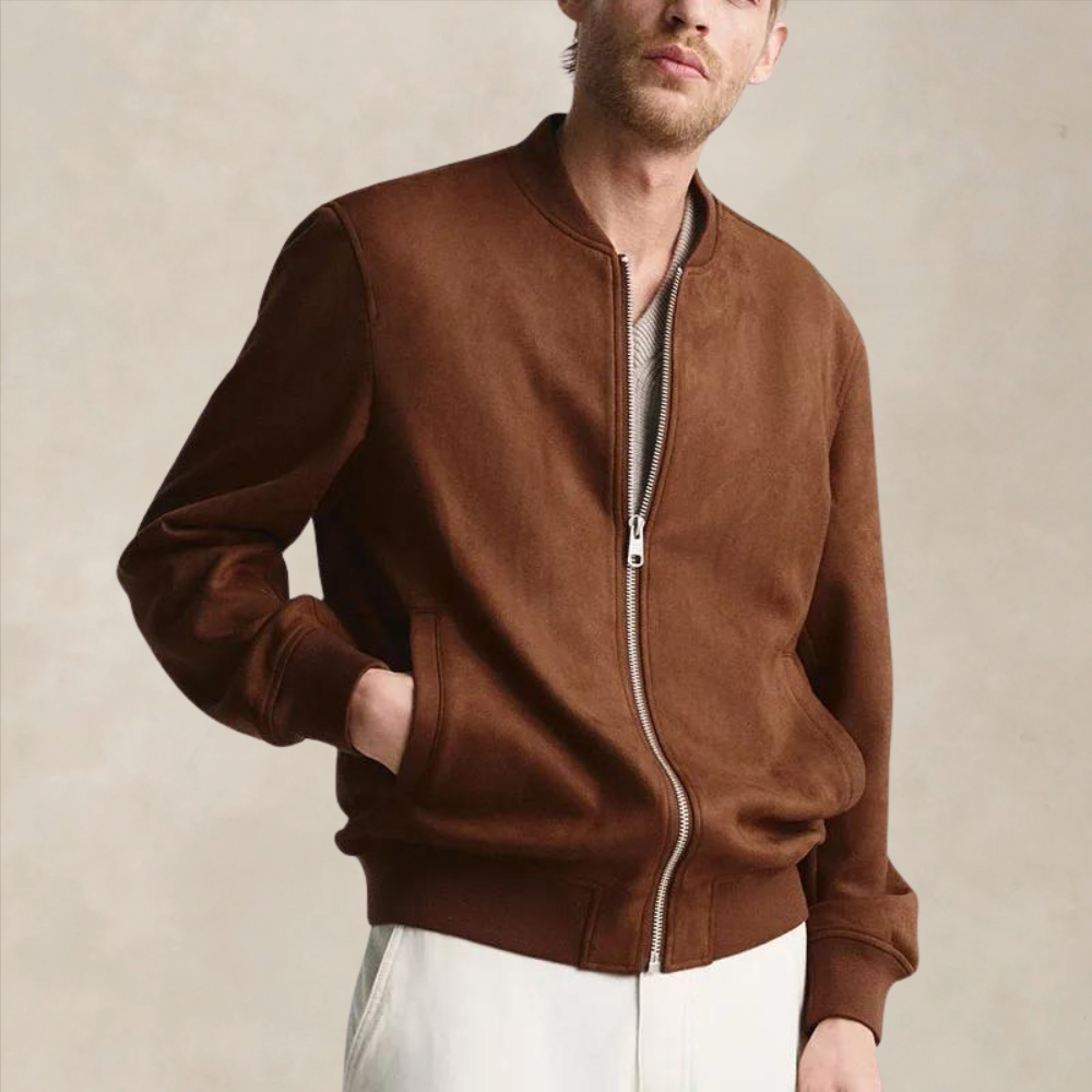 "Blouson en daim homme, style bomber, fermeture zippée, bords côtes élégants, couleur marron, pour look décontracté raffiné."