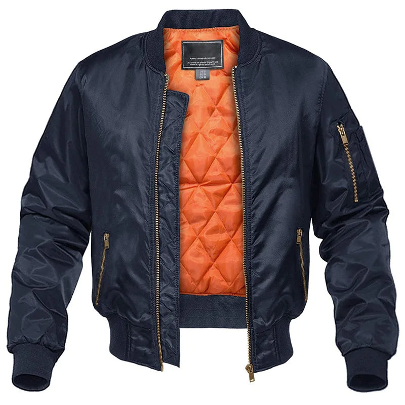Blouson pilote moderne en tissu haut de gamme, couleur sobre, pour homme, style aviateur élégant et intemporel.
