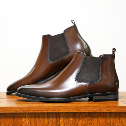 "Bottes Chelsea homme élégantes en cuir haut de gamme avec panneaux élastiques, style raffiné et versatilité assurés."