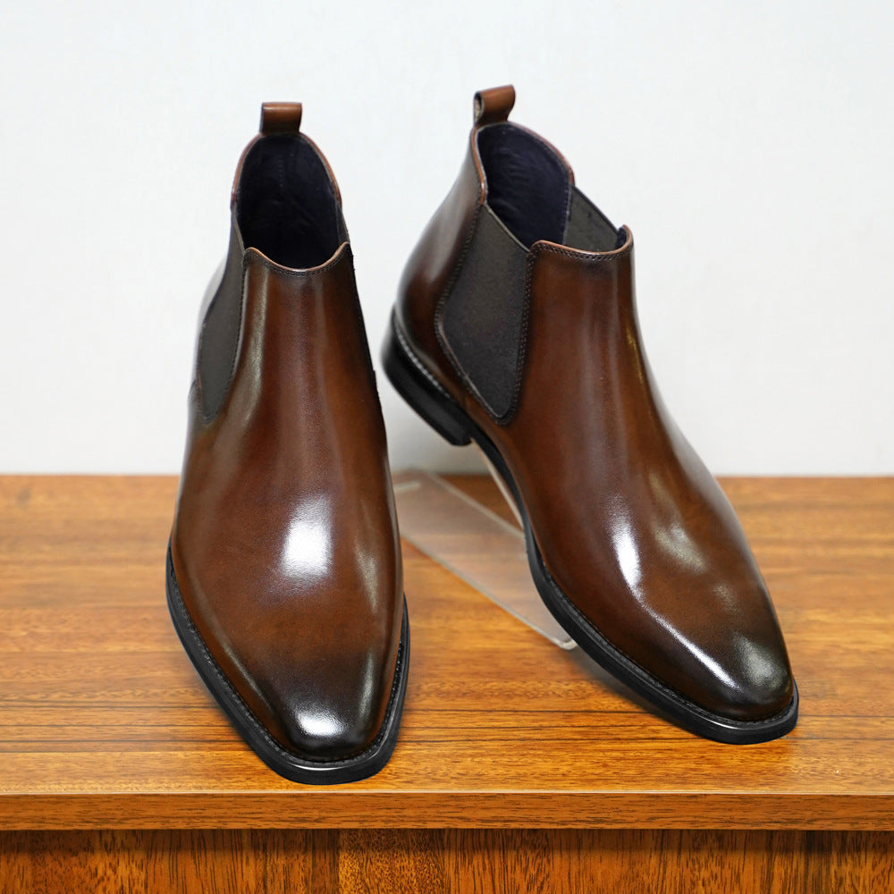 "Bottes Chelsea homme élégantes en cuir haut de gamme avec panneaux élastiques, style raffiné et versatilité assurés."