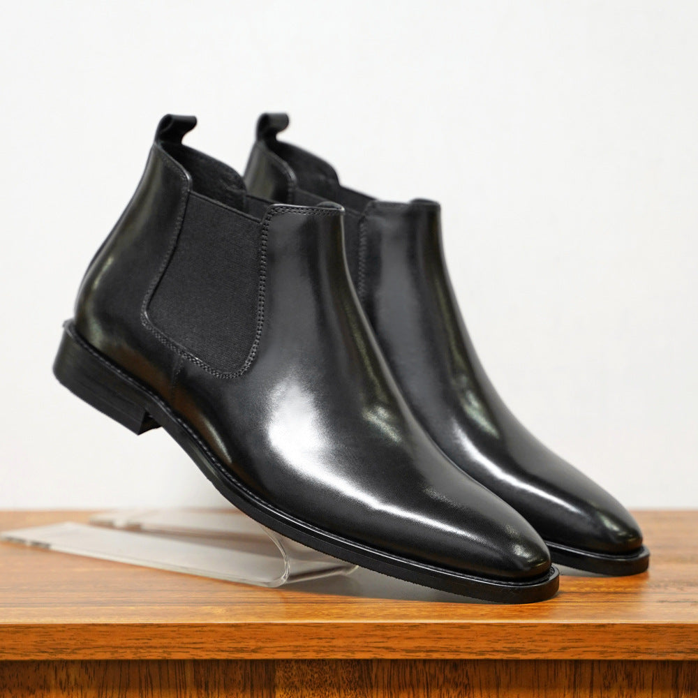 "Bottes Chelsea homme élégantes en cuir haut de gamme avec panneaux élastiques, style raffiné et versatilité assurés."