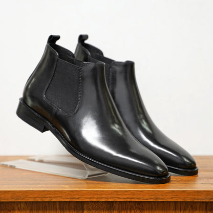 "Bottes Chelsea homme élégantes en cuir haut de gamme avec panneaux élastiques, style raffiné et versatilité assurés."