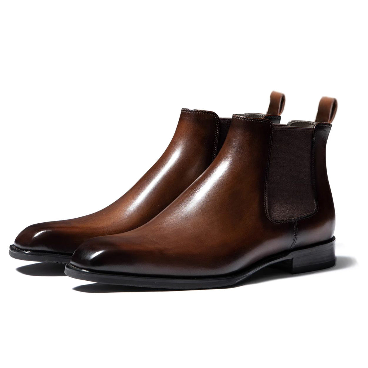 "Bottes Chelsea homme élégantes en cuir haut de gamme avec panneaux élastiques, style raffiné et versatilité assurés."