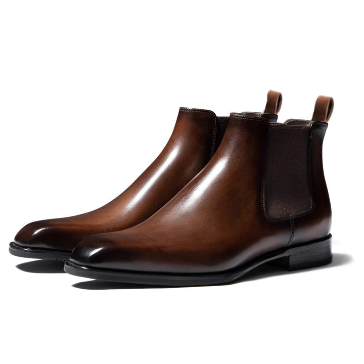 "Bottes Chelsea homme élégantes en cuir haut de gamme avec panneaux élastiques, style raffiné et versatilité assurés."