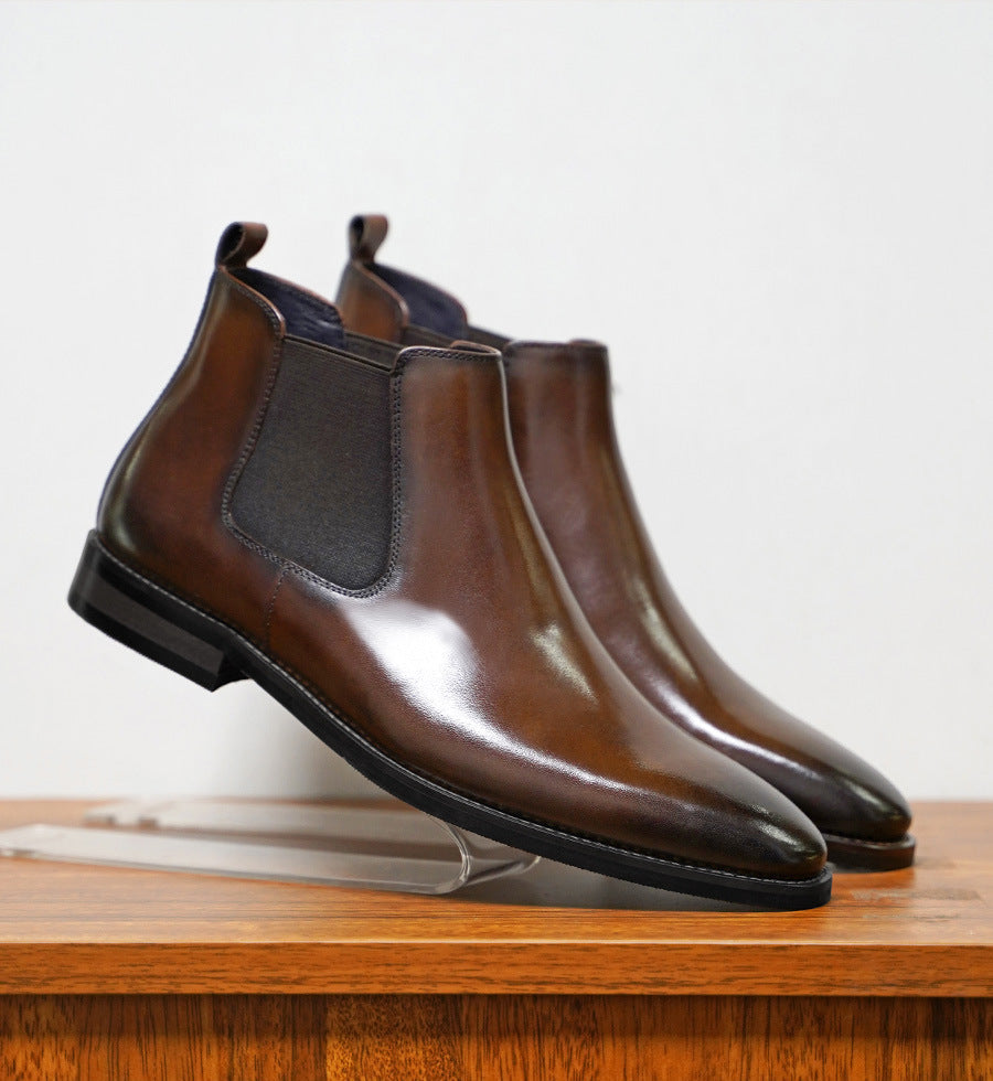 "Bottes Chelsea homme élégantes en cuir haut de gamme avec panneaux élastiques, style raffiné et versatilité assurés."