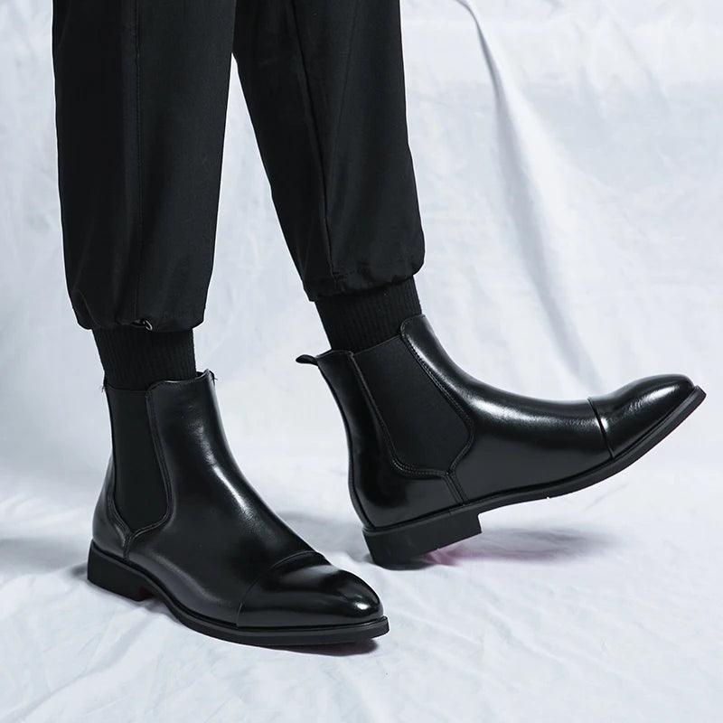 Bottes Chelsea homme en cuir lisse, bout droit, style classique, coupe ajustée, faciles à enfiler; élégance et confort.