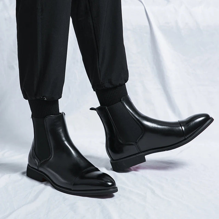 Bottes Chelsea homme en cuir lisse, bout droit, style classique, coupe ajustée, faciles à enfiler; élégance et confort.