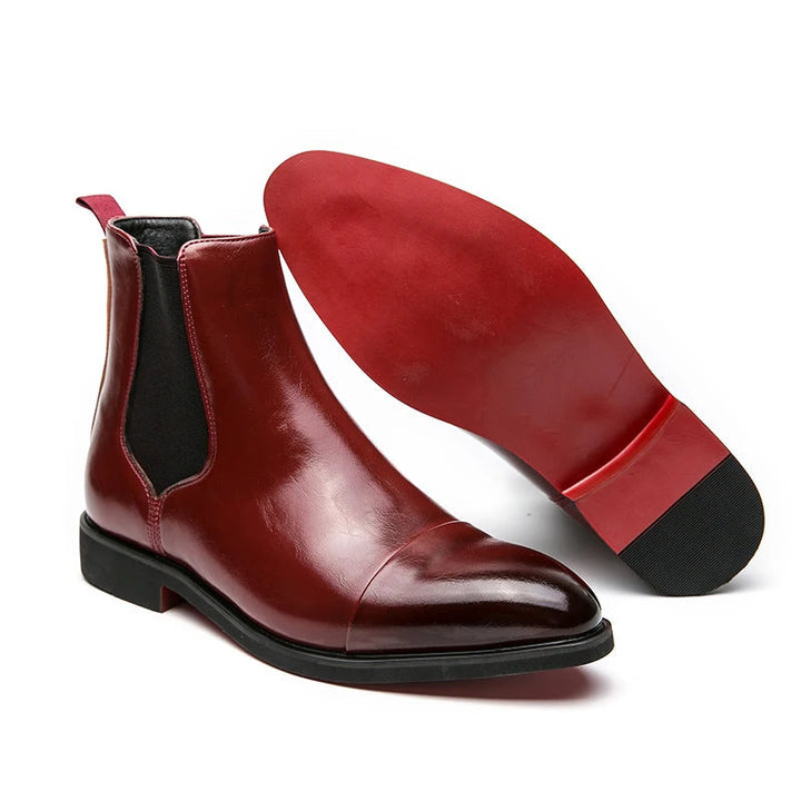 Bottes Chelsea homme en cuir lisse, bout droit, style classique, coupe ajustée, faciles à enfiler; élégance et confort.