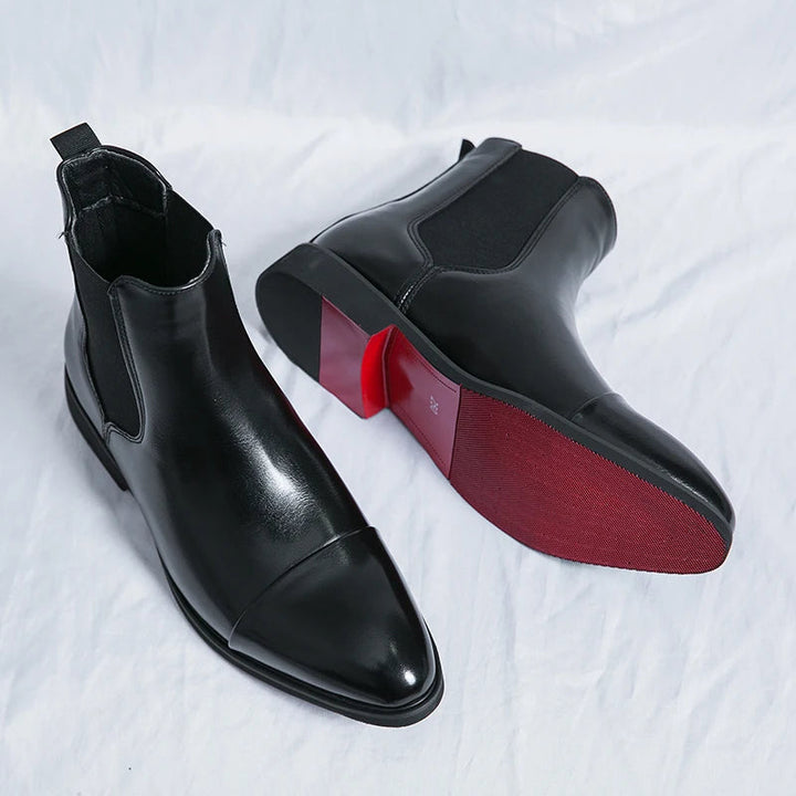 Bottes Chelsea homme en cuir lisse, bout droit, style classique, coupe ajustée, faciles à enfiler; élégance et confort.