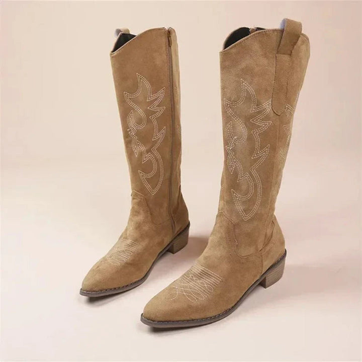 Bottes cowgirl femme élégantes Lucetta, style western moderne, cuir marron, talon bas, détails raffinés, confort optimal.
