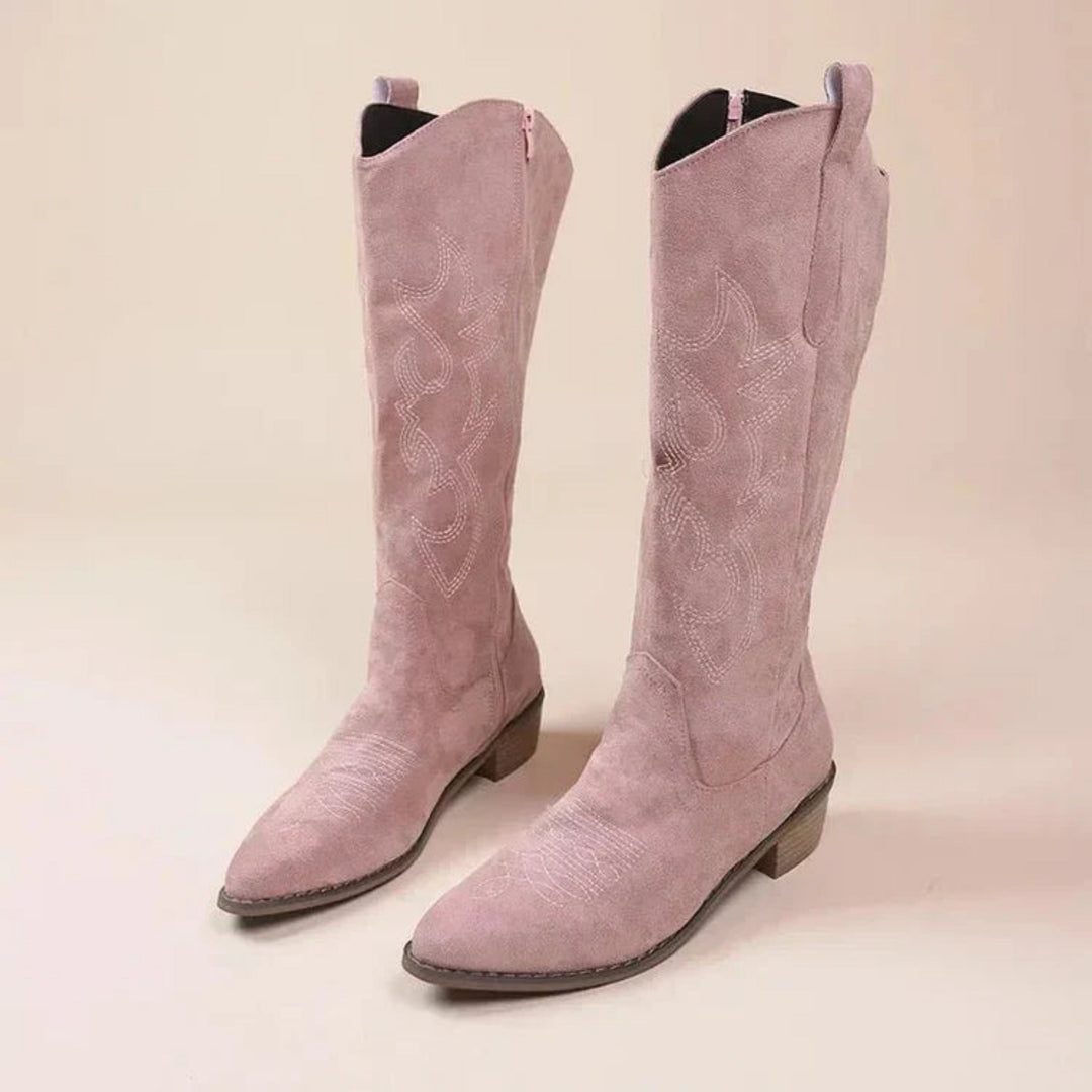 Bottes cowgirl femme élégantes Lucetta, style western moderne, cuir marron, talon bas, détails raffinés, confort optimal.