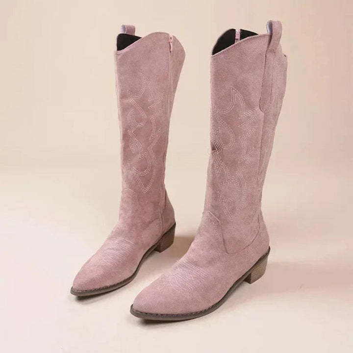 Bottes cowgirl femme élégantes Lucetta, style western moderne, cuir marron, talon bas, détails raffinés, confort optimal.