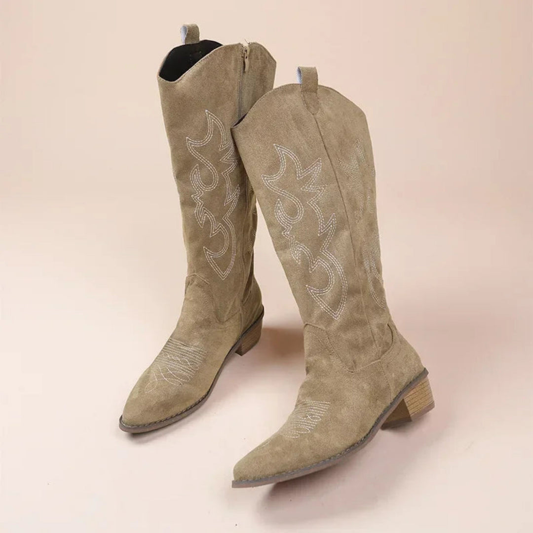 Bottes cowgirl femme élégantes Lucetta, style western moderne, cuir marron, talon bas, détails raffinés, confort optimal.
