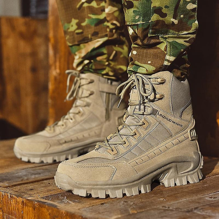"Bottes de combat imperméables femmes, vue de côté, daim marron, lacets, col haut pour protection et confort."