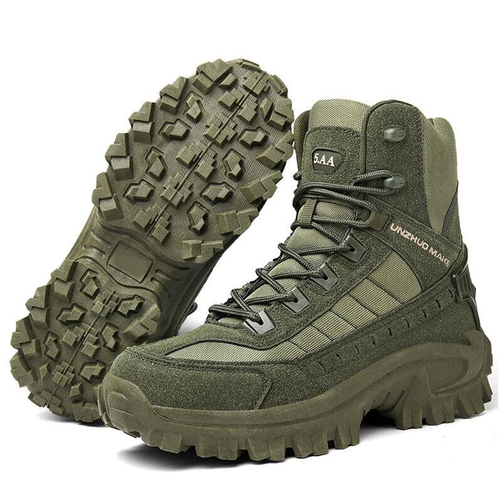 "Bottes de combat imperméables femmes, vue de côté, daim marron, lacets, col haut pour protection et confort."