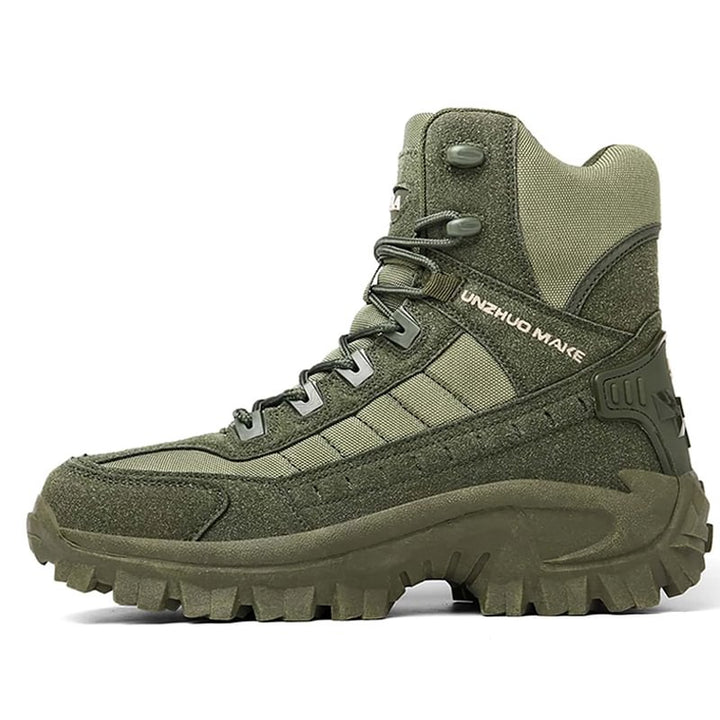 "Bottes de combat imperméables femmes, vue de côté, daim marron, lacets, col haut pour protection et confort."