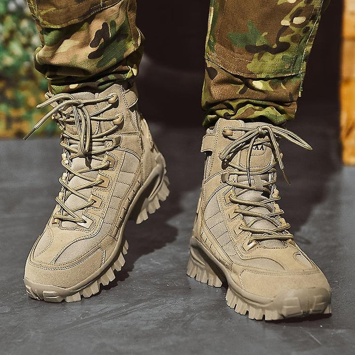 "Bottes de combat imperméables femmes, vue de côté, daim marron, lacets, col haut pour protection et confort."