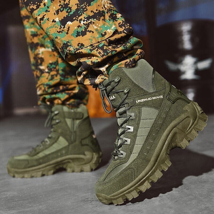 "Bottes de combat imperméables femmes, vue de côté, daim marron, lacets, col haut pour protection et confort."