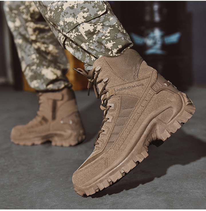 "Bottes de combat imperméables femmes, vue de côté, daim marron, lacets, col haut pour protection et confort."