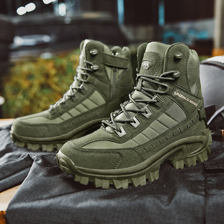 "Bottes de combat imperméables femmes, vue de côté, daim marron, lacets, col haut pour protection et confort."