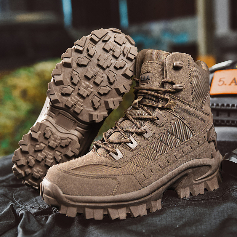 "Bottes de combat imperméables femmes, vue de côté, daim marron, lacets, col haut pour protection et confort."