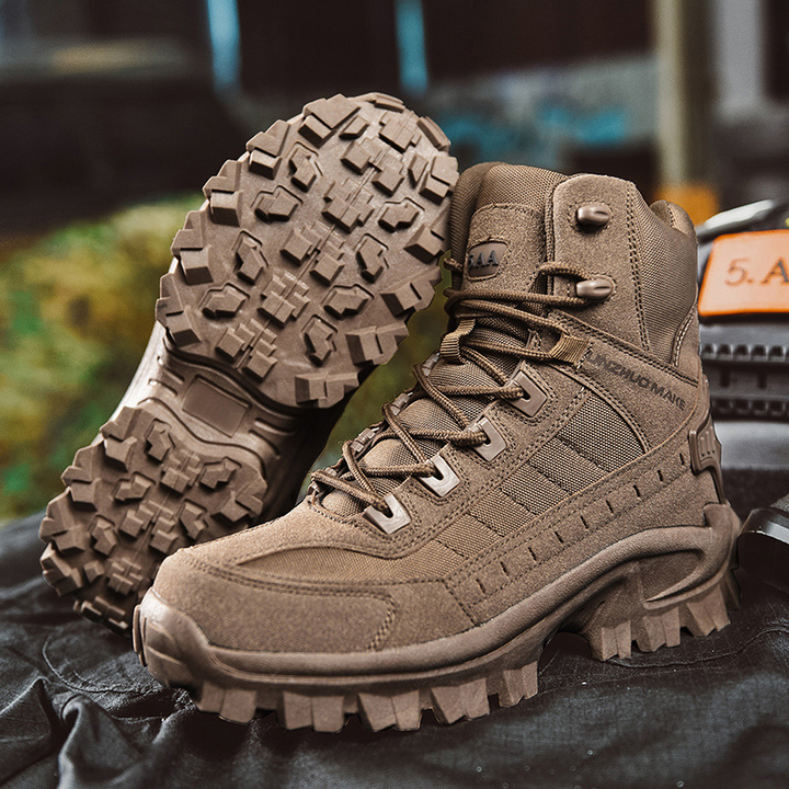 "Bottes de combat imperméables femmes, vue de côté, daim marron, lacets, col haut pour protection et confort."