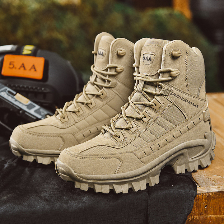 "Bottes de combat imperméables femmes, vue de côté, daim marron, lacets, col haut pour protection et confort."