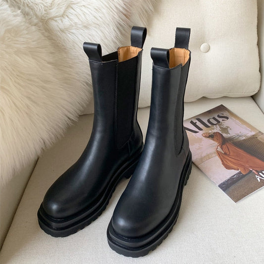 "Bottes élégantes pour femmes, silhouette moderne, confort toutes saisons, polyvalentes et assorties à diverses tenues"
