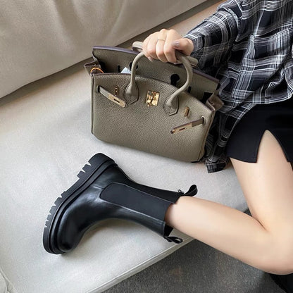"Bottes élégantes pour femmes, silhouette moderne, confort toutes saisons, polyvalentes et assorties à diverses tenues"