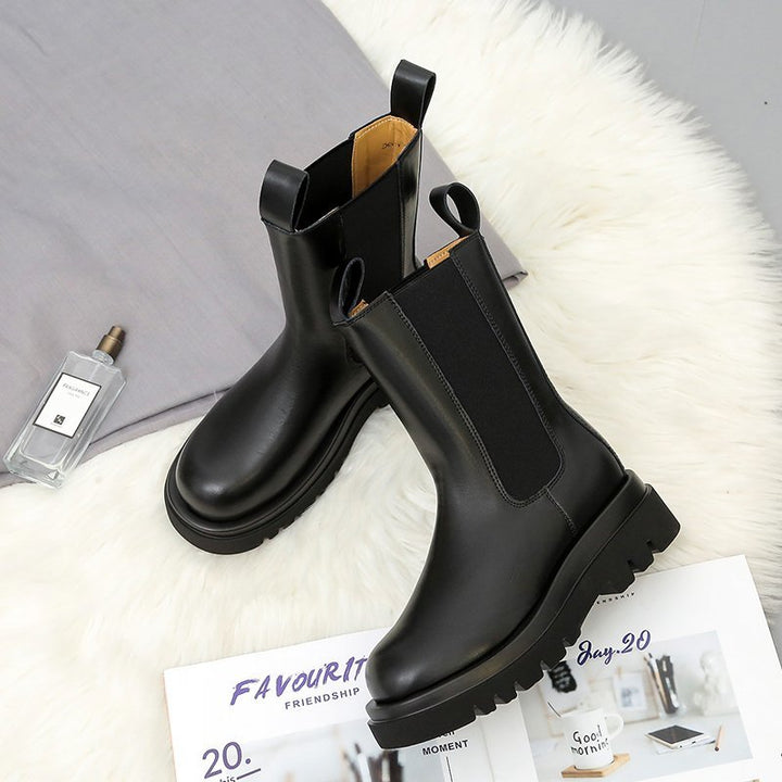 "Bottes élégantes pour femmes, silhouette moderne, confort toutes saisons, polyvalentes et assorties à diverses tenues"