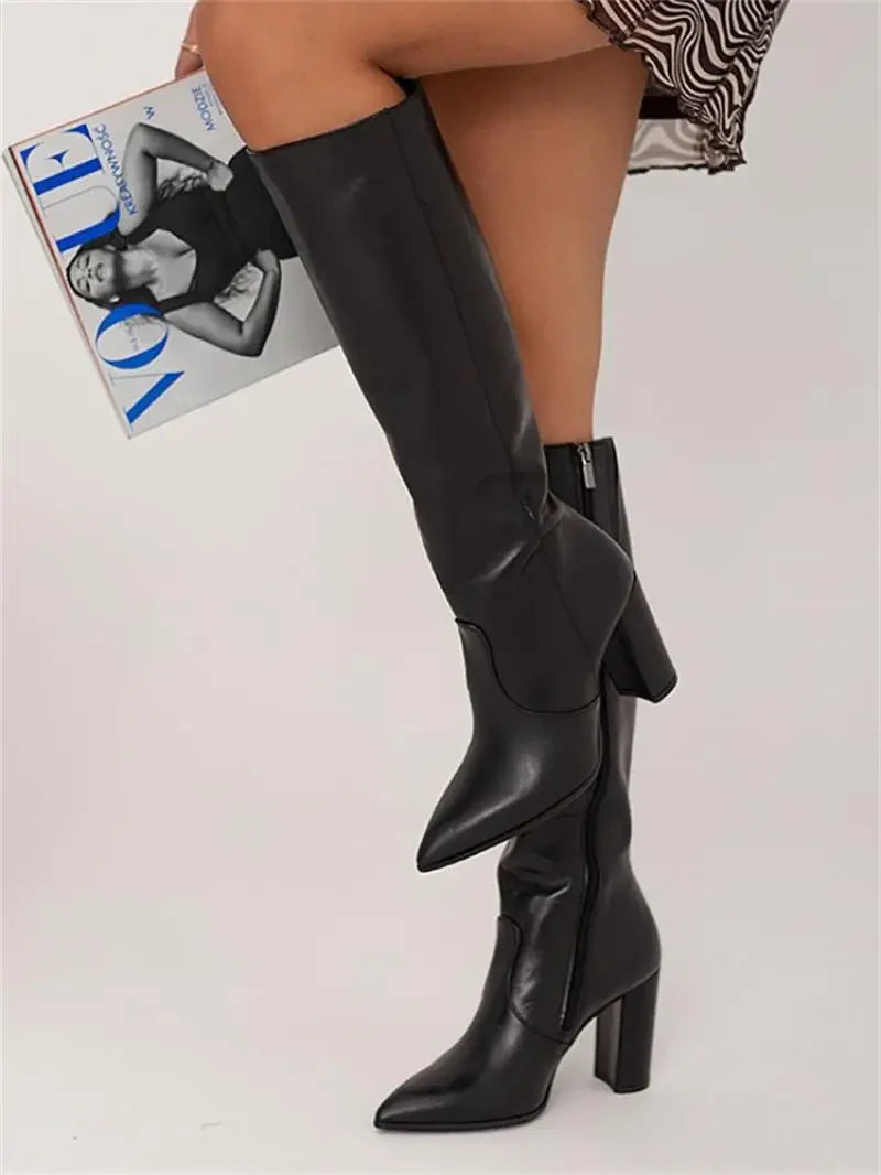 "Bottes Élodie élégantes en cuir véritable, silhouette moderne, confort et style chic pour femmes, vue en perspective."