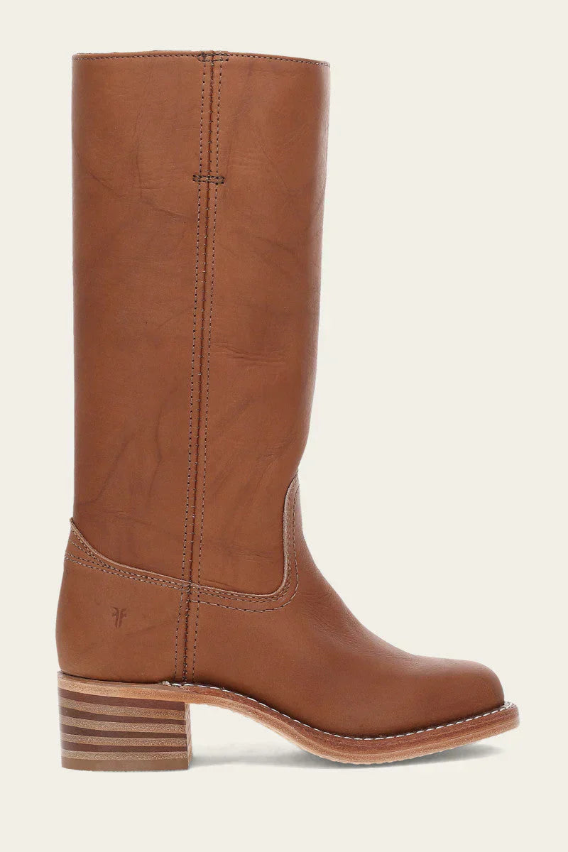 "Bottes en cuir foncé pour femmes, élégantes et confortables, style raffiné et intemporel pour toutes les occasions."