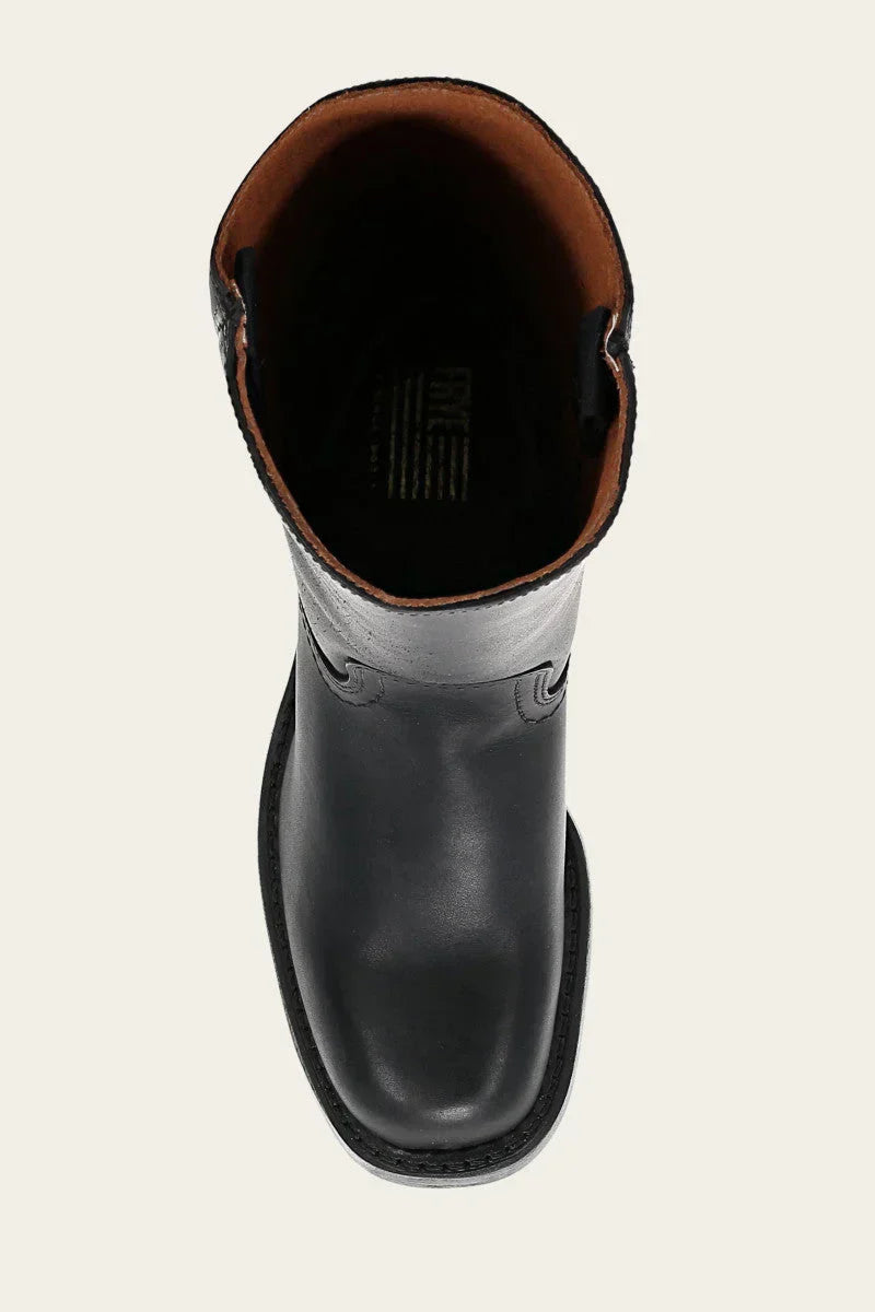"Bottes en cuir foncé pour femmes, élégantes et confortables, style raffiné et intemporel pour toutes les occasions."