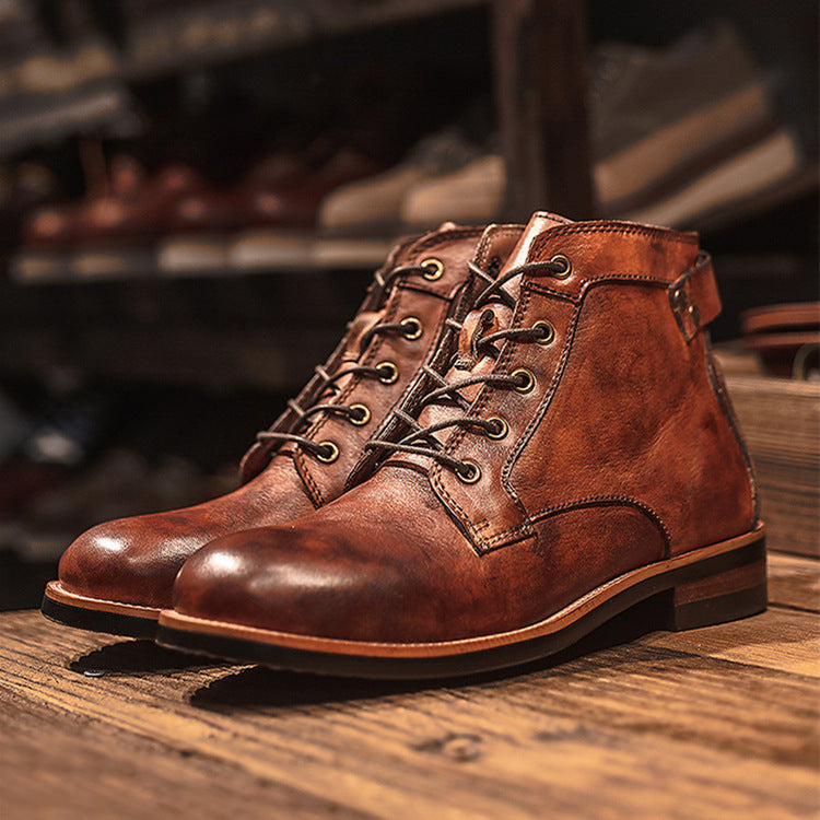 Bottes en cuir marron pour hommes, robustes et élégantes, avec semelles en caoutchouc pour confort et durabilité.