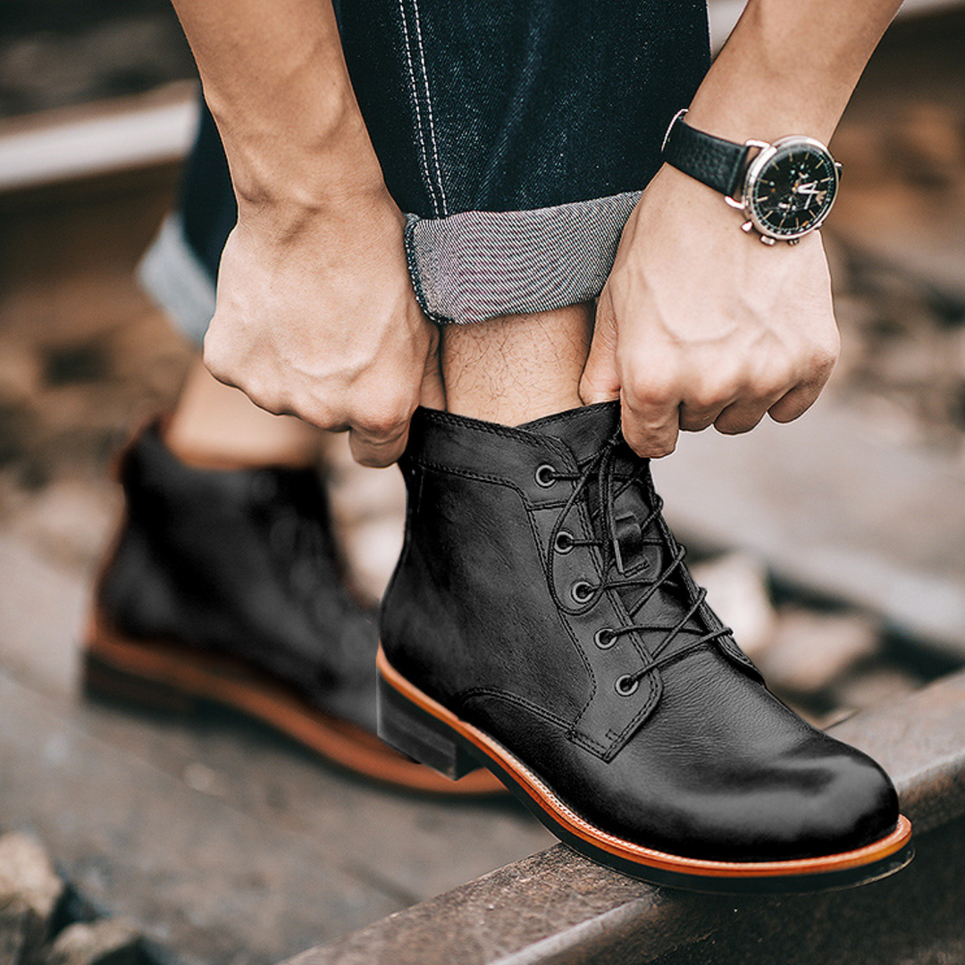 Bottes en cuir marron pour hommes, robustes et élégantes, avec semelles en caoutchouc pour confort et durabilité.