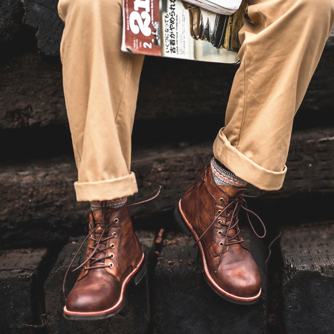 Bottes en cuir marron pour hommes, robustes et élégantes, avec semelles en caoutchouc pour confort et durabilité.