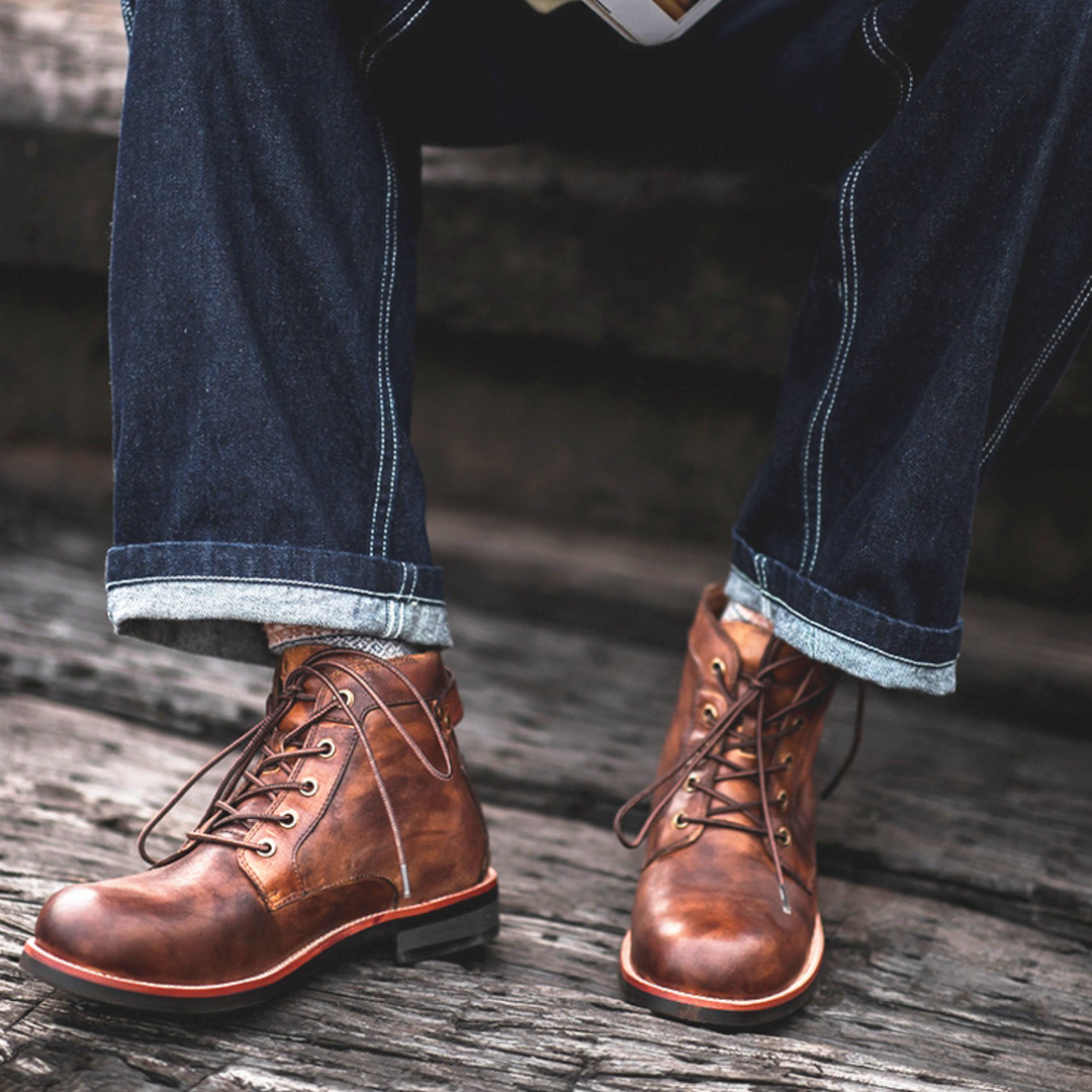 Bottes en cuir marron pour hommes, robustes et élégantes, avec semelles en caoutchouc pour confort et durabilité.