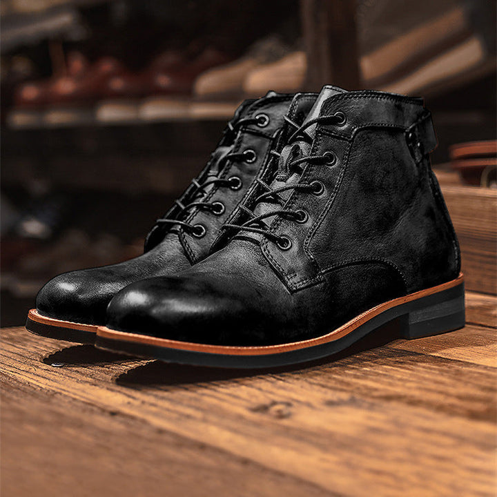 Bottes en cuir marron pour hommes, robustes et élégantes, avec semelles en caoutchouc pour confort et durabilité.