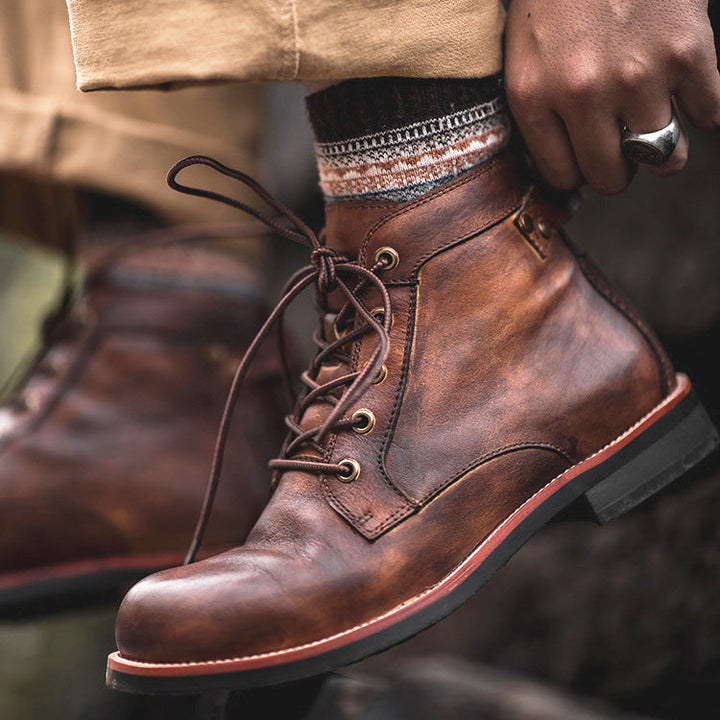 Bottes en cuir marron pour hommes, robustes et élégantes, avec semelles en caoutchouc pour confort et durabilité.