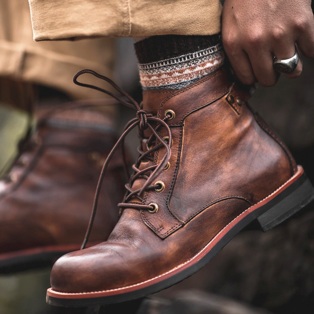 Bottes en cuir marron pour hommes, robustes et élégantes, avec semelles en caoutchouc pour confort et durabilité.