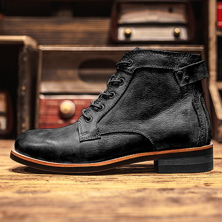 Bottes en cuir marron pour hommes, robustes et élégantes, avec semelles en caoutchouc pour confort et durabilité.