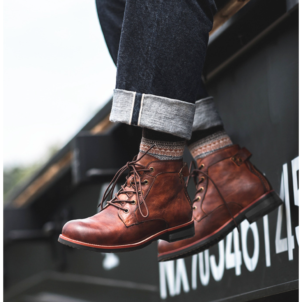 Bottes en cuir marron pour hommes, robustes et élégantes, avec semelles en caoutchouc pour confort et durabilité.