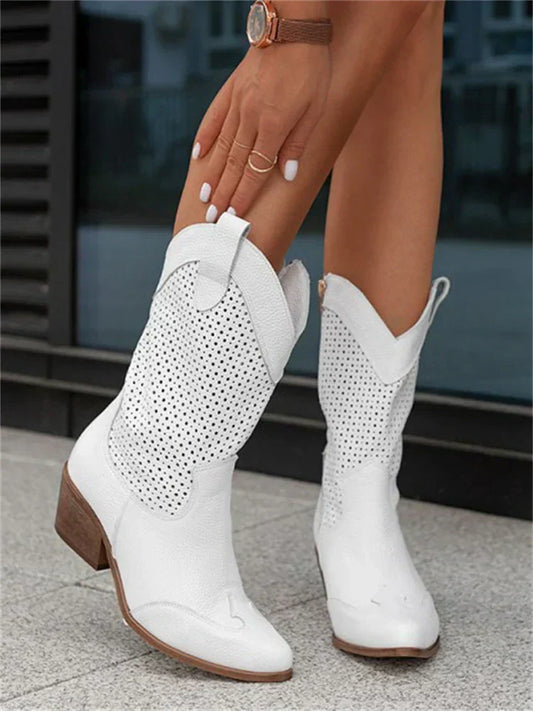 "Bottes en cuir mi-hautes perforées vues de face, élégance et confort, style western, chaussure femme respirante."
