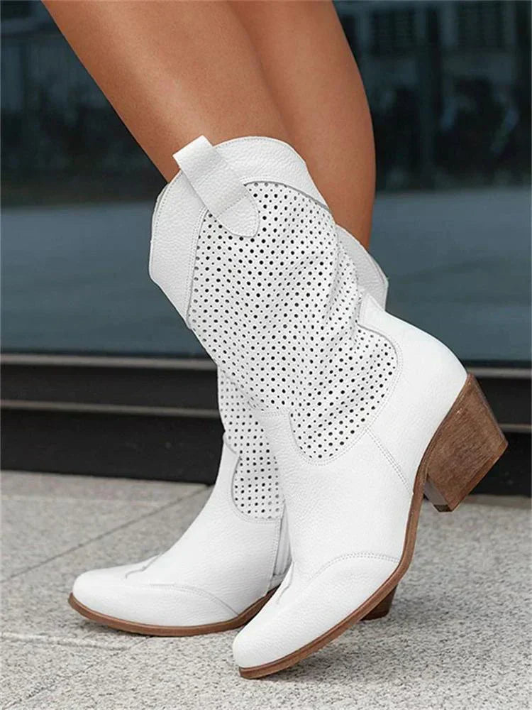 "Bottes en cuir mi-hautes perforées vues de face, élégance et confort, style western, chaussure femme respirante."