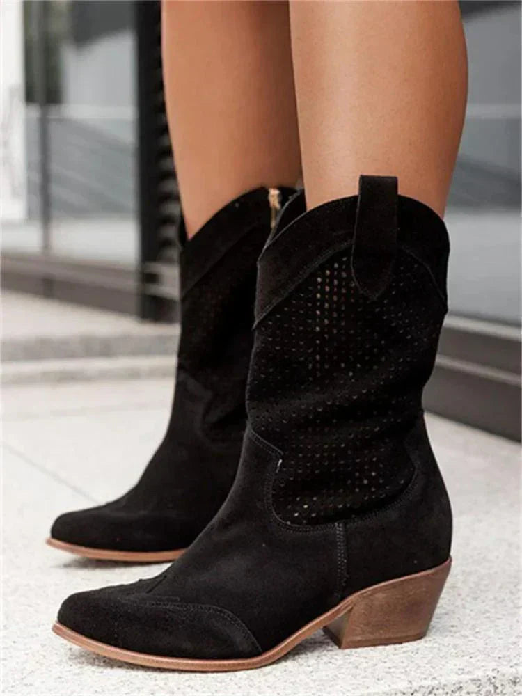 "Bottes en cuir mi-hautes perforées vues de face, élégance et confort, style western, chaussure femme respirante."