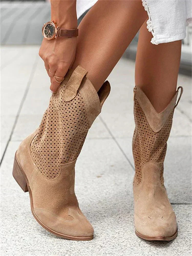 "Bottes en cuir mi-hautes perforées vues de face, élégance et confort, style western, chaussure femme respirante."